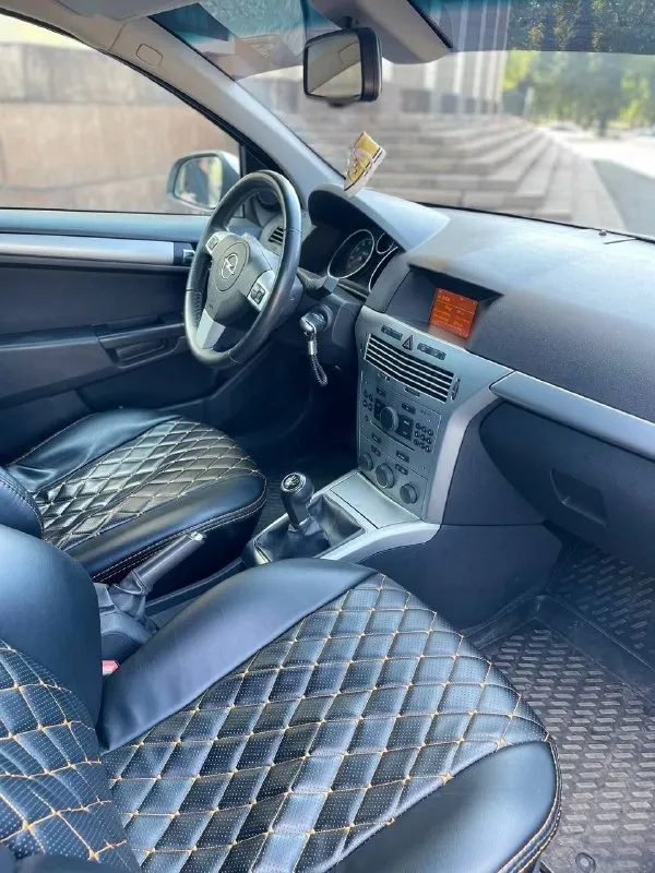 Opel astra h 2012 год выпуска. двигатель 1.6 16 клапанный кпп механика. пробег родной 119000 км я собственник, владею автомобилем 1,5 года. покупал с пробегом 101000 км. автомобиль в отличном состоянии. в дтп не успвствовал. полностью обслужен. ходовка в отличном состоянии, ничего не стучит. двигатель не дымит, работает ровно. масло не расходует. кпп, электрика- всё исправно. вложений не требует абсолютно. богатая комплектация: -4электро стеклоподъёмника -климат контроль (холодит отлично) -круиз контроль -датчик дождя -датчик света -обогрев сидений - обогрев зеркал -air bag -abs -центральный замок -линзованые ксеноновые фары - 2 оригинальных ключа салон автомобиля в прекрасном состоянии. работает каждая кнопка. не так давно установил новые чехлы на сиденья. авто юридический чист. документы в полном порядке, переоформление обязательно. цена 670000 рублей. торг только после осмотра осмотр г. макеевка, район черёмушки +79490238121 - фотография - 5