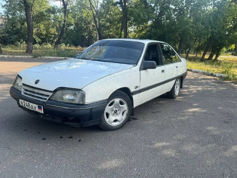 Продам два авто, один на полном ходу другой под восстановление. 1) opel омега а 87года, 2л двигатель... - фотография