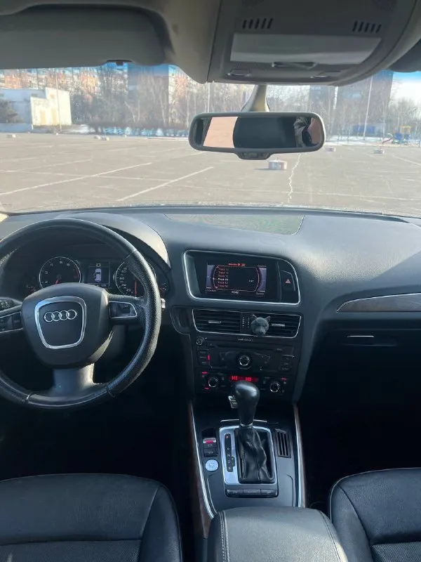 Продам- audi q5 s line guattro|2010г 2.0 бензин-✅ оригинальный пробег 164000 полный привод квадро-✅ салон в идеальном состоянии кожа-✅ электропривод багажника-✅ подогрев сидений -✅ электро регулировка сидений водителя и пассажира-✅ подкачка спины-✅ ломающиеся сиденья-✅ климат контроль двухзонный-✅ круиз контроль-✅ мульте медиа-✅ мулъте руль-✅ качественная музыка с заводским сабвуфером-✅ заводской монитор✅ резина зима лето диски r19-✅ переоформление без проблем ‼️ осмотр- донецк цена-1.3 +79493916312 📲 tg: максим 📞 звоните: +7(949)3916312 - фотография - 5