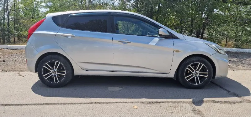 Продам солярис 2013года, мотор 1.6,кпп механика, машина в хорошем состоянии, новая резина два комплекта, новый компрессор кондиционера, рулевая рейка, поменяна цепь грм, сигнализация стеклоподьемники кондиционер всё работает. цена 580р, вопросы по телефону авто находится в макеевке +79493145487,+79494936731 - фотография - 8