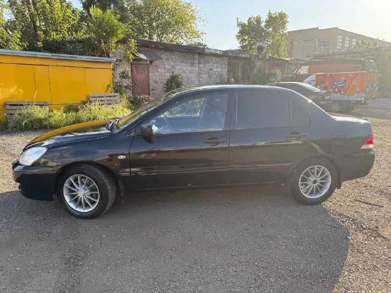 Продам mitsubishi lancer 9 2006 г. в. пробег: 264.000 км объем: 1.6 ат цена: 300000 пока есть мой вариант контакты: +79496990216 в техническом плане без нареканий, по кузову есть возрастные проблемы они видны на фото. по электрике все работает. - мультимедиа с блютуз; - подогрев передних сидений, заднего стекла, зеркал заднего вида; - 4 стеклоподъемника; - кожаный руль; - фотография - 2