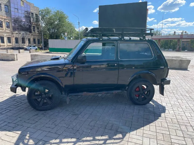 Продаю ниву 212140 2019 г. в. комплектация гур, подогрев сидений, кондиционер, abs, электро-стеклоподъемники, электро регулировка зеркал с подогревом. на момент объявления пробег составляет 63000 км, состояние сел поехал. 50 км назад сделал то с заменой всех масел и фильтров. по кузову присутствуют жуки, небольшие вмятины. в офф-роуде не участвовала, езда город-проселочная местность. двс масло не расходует, коробка не выбивает, раздатка включается без проблем. электро дроссель, экология на месте. на пробеге 58 тысяч поменял комплект сцепления. спереди новые колодки и тормозные диски с перфорацией, так же поменял спереди амортизаторы и верхнее шаровые. заменил антифриз в начале мая месяца гу аура amh-78dsp, 4 динамика урал. работает корректор фар. бампера усиленные(6мм металл, у переднего бампера 4 точки крепления, есть место под лебедку), пороги, багажник на крыше и люстра в птс не вписаны! диски ровные, резину под замену. продаю не спеша 890т. р, с символическим торгом. езжу каждый день +79494384548 артём - фотография - 2