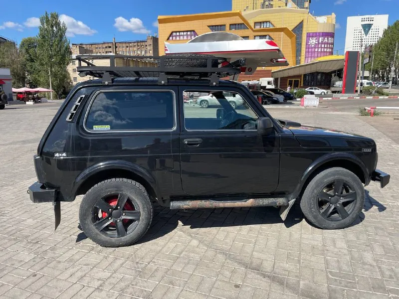 Продаю ниву 212140 2019 г. в. комплектация гур, подогрев сидений, кондиционер, abs, электро-стеклоподъемники, электро регулировка зеркал с подогревом. на момент объявления пробег составляет 63000 км, состояние сел поехал. 50 км назад сделал то с заменой всех масел и фильтров. по кузову присутствуют жуки, небольшие вмятины. в офф-роуде не участвовала, езда город-проселочная местность. двс масло не расходует, коробка не выбивает, раздатка включается без проблем. электро дроссель, экология на месте. на пробеге 58 тысяч поменял комплект сцепления. спереди новые колодки и тормозные диски с перфорацией, так же поменял спереди амортизаторы и верхнее шаровые. заменил антифриз в начале мая месяца гу аура amh-78dsp, 4 динамика урал. работает корректор фар. бампера усиленные(6мм металл, у переднего бампера 4 точки крепления, есть место под лебедку), пороги, багажник на крыше и люстра в птс не вписаны! диски ровные, резину под замену. продаю не спеша 890т. р, с символическим торгом. езжу каждый день +79494384548 артём - фотография - 3