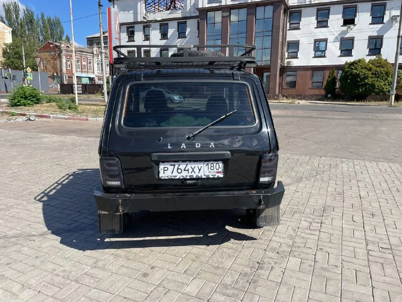 Продаю ниву 212140 2019 г. в. комплектация гур, подогрев сидений, кондиционер, abs, электро-стеклоподъемники, электро регулировка зеркал с подогревом. на момент объявления пробег составляет 63000 км, состояние сел поехал. 50 км назад сделал то с заменой всех масел и фильтров. по кузову присутствуют жуки, небольшие вмятины. в офф-роуде не участвовала, езда город-проселочная местность. двс масло не расходует, коробка не выбивает, раздатка включается без проблем. электро дроссель, экология на месте. на пробеге 58 тысяч поменял комплект сцепления. спереди новые колодки и тормозные диски с перфорацией, так же поменял спереди амортизаторы и верхнее шаровые. заменил антифриз в начале мая месяца гу аура amh-78dsp, 4 динамика урал. работает корректор фар. бампера усиленные(6мм металл, у переднего бампера 4 точки крепления, есть место под лебедку), пороги, багажник на крыше и люстра в птс не вписаны! диски ровные, резину под замену. продаю не спеша 890т. р, с символическим торгом. езжу каждый день +79494384548 артём - фотография - 4