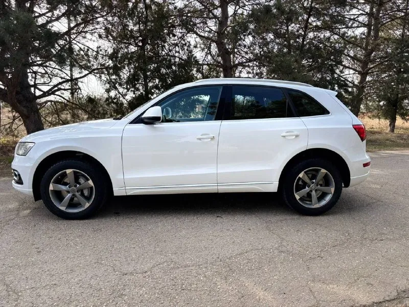 Audi q5 quattro 2014 автомобиль в идеальном состоянии. без дтп. птс оригинал! за все время всего один владелец, очень бережная эксплуатация. мотор установили абсолютно новый( не путать с контрактным, все документы и чеки есть. ) масло не расходует совсем! коробка полноценный 8-ми ступенчатый автомат по ходовой части нет ни единого шума. салон в отличном состоянии. нет ни дыр ни потертостей. все функции исправно работают. комплектация: климат контроль круиз контроль датчики света и дождя омыватель фар парктроники удержание в полосе премиальная музыка audi concert! 8 колонок + сабвуфер. электро-привод багажника передний электопривод сидений подогревы сидений, стекл, форсунок омывателя и зеркал. адаптивный ксеноновый свет фар. 2 ключа. 1 780. 000 торг. 📞 феникс : +7 (949) 440-89-85 - фотография - 2