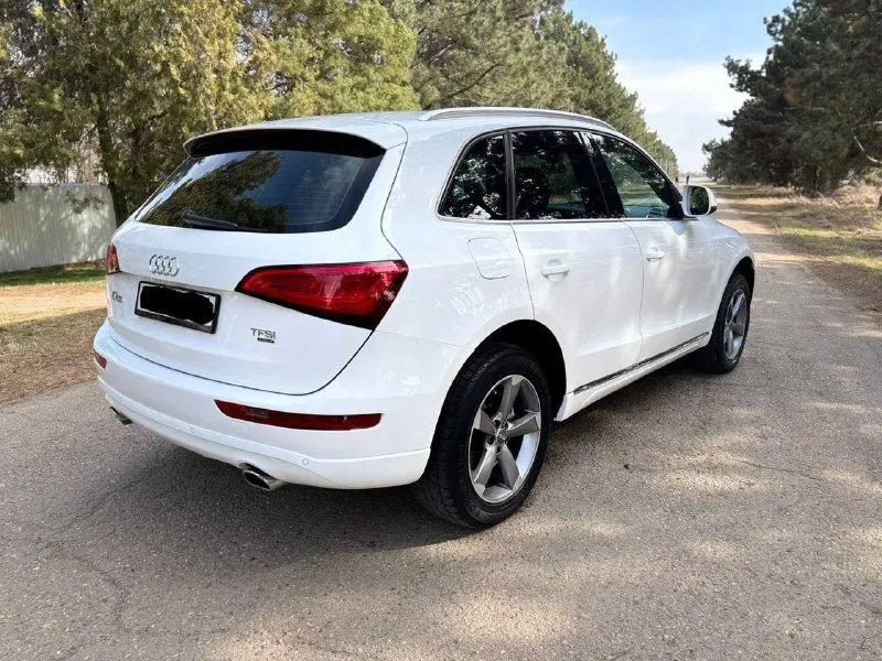 Audi q5 quattro 2014 автомобиль в идеальном состоянии. без дтп. птс оригинал! за все время всего один владелец, очень бережная эксплуатация. мотор установили абсолютно новый( не путать с контрактным, все документы и чеки есть. ) масло не расходует совсем! коробка полноценный 8-ми ступенчатый автомат по ходовой части нет ни единого шума. салон в отличном состоянии. нет ни дыр ни потертостей. все функции исправно работают. комплектация: климат контроль круиз контроль датчики света и дождя омыватель фар парктроники удержание в полосе премиальная музыка audi concert! 8 колонок + сабвуфер. электро-привод багажника передний электопривод сидений подогревы сидений, стекл, форсунок омывателя и зеркал. адаптивный ксеноновый свет фар. 2 ключа. 1 780. 000 торг. 📞 феникс : +7 (949) 440-89-85 - фотография - 5