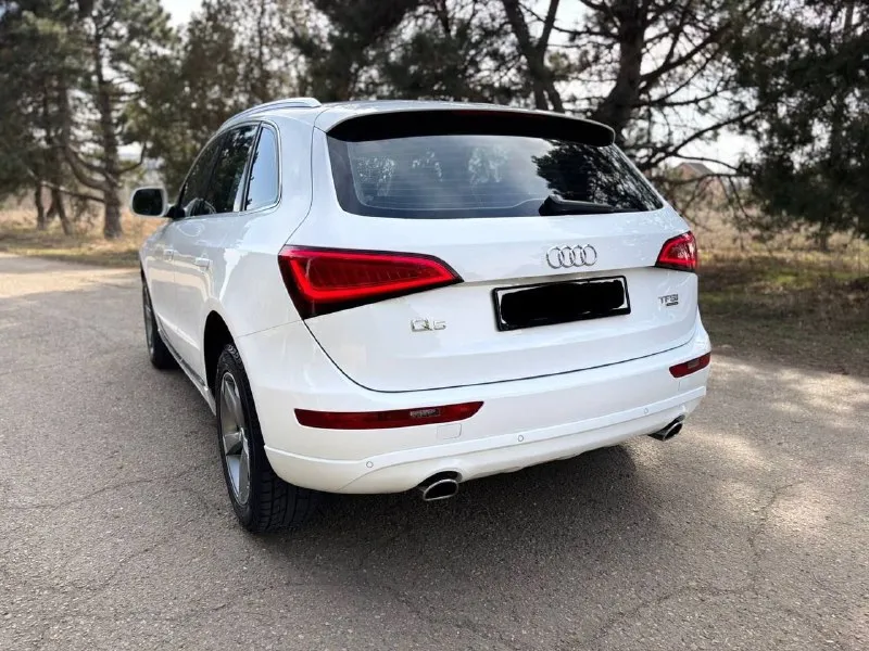 Audi q5 quattro 2014 автомобиль в идеальном состоянии. без дтп. птс оригинал! за все время всего один владелец, очень бережная эксплуатация. мотор установили абсолютно новый( не путать с контрактным, все документы и чеки есть. ) масло не расходует совсем! коробка полноценный 8-ми ступенчатый автомат по ходовой части нет ни единого шума. салон в отличном состоянии. нет ни дыр ни потертостей. все функции исправно работают. комплектация: климат контроль круиз контроль датчики света и дождя омыватель фар парктроники удержание в полосе премиальная музыка audi concert! 8 колонок + сабвуфер. электро-привод багажника передний электопривод сидений подогревы сидений, стекл, форсунок омывателя и зеркал. адаптивный ксеноновый свет фар. 2 ключа. 1 780. 000 торг. 📞 феникс : +7 (949) 440-89-85 - фотография - 6
