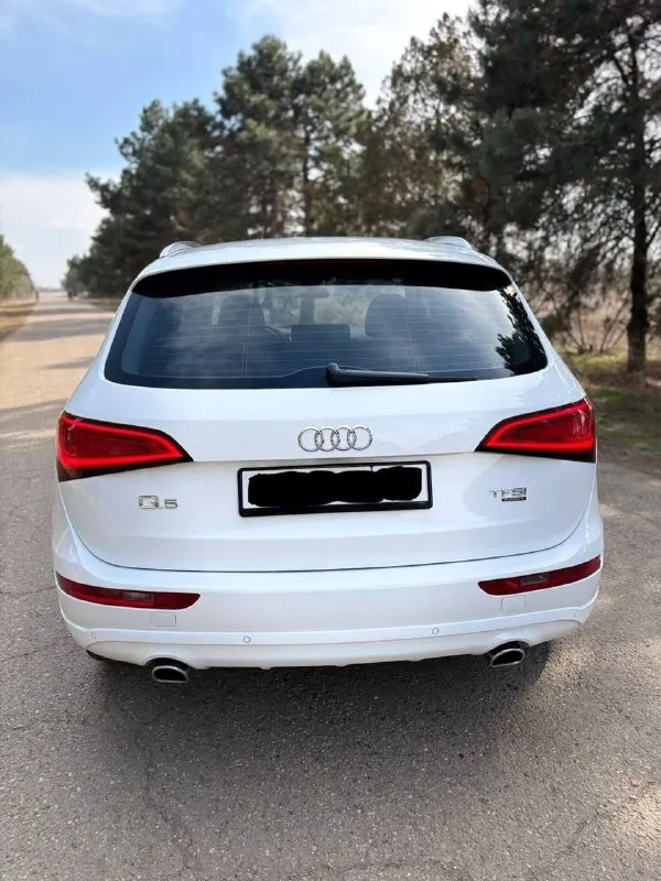 Audi q5 quattro 2014 автомобиль в идеальном состоянии. без дтп. птс оригинал! за все время всего один владелец, очень бережная эксплуатация. мотор установили абсолютно новый( не путать с контрактным, все документы и чеки есть. ) масло не расходует совсем! коробка полноценный 8-ми ступенчатый автомат по ходовой части нет ни единого шума. салон в отличном состоянии. нет ни дыр ни потертостей. все функции исправно работают. комплектация: климат контроль круиз контроль датчики света и дождя омыватель фар парктроники удержание в полосе премиальная музыка audi concert! 8 колонок + сабвуфер. электро-привод багажника передний электопривод сидений подогревы сидений, стекл, форсунок омывателя и зеркал. адаптивный ксеноновый свет фар. 2 ключа. 1 780. 000 торг. 📞 феникс : +7 (949) 440-89-85 - фотография - 7