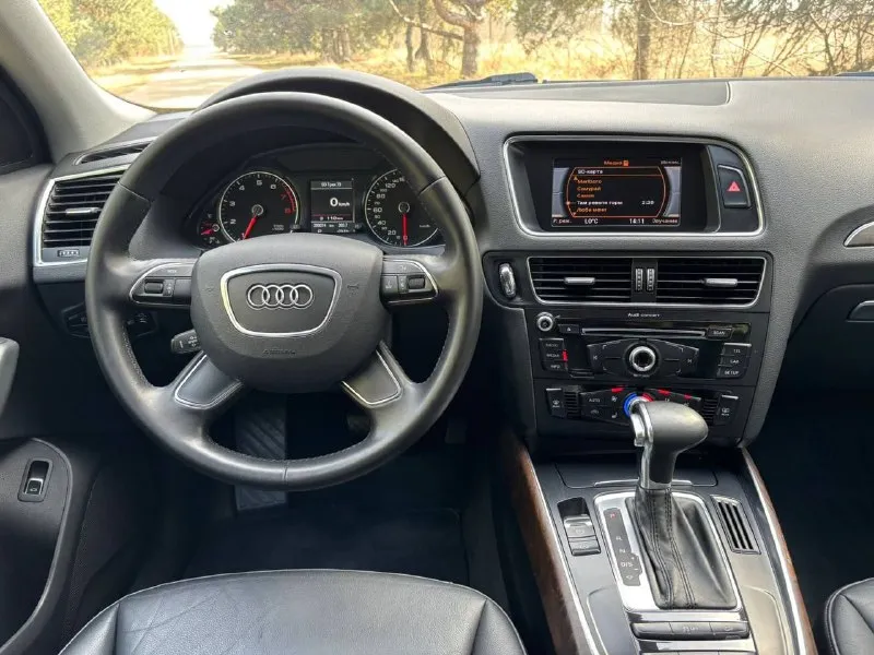 Audi q5 quattro 2014 автомобиль в идеальном состоянии. без дтп. птс оригинал! за все время всего один владелец, очень бережная эксплуатация. мотор установили абсолютно новый( не путать с контрактным, все документы и чеки есть. ) масло не расходует совсем! коробка полноценный 8-ми ступенчатый автомат по ходовой части нет ни единого шума. салон в отличном состоянии. нет ни дыр ни потертостей. все функции исправно работают. комплектация: климат контроль круиз контроль датчики света и дождя омыватель фар парктроники удержание в полосе премиальная музыка audi concert! 8 колонок + сабвуфер. электро-привод багажника передний электопривод сидений подогревы сидений, стекл, форсунок омывателя и зеркал. адаптивный ксеноновый свет фар. 2 ключа. 1 780. 000 торг. 📞 феникс : +7 (949) 440-89-85 - фотография - 8