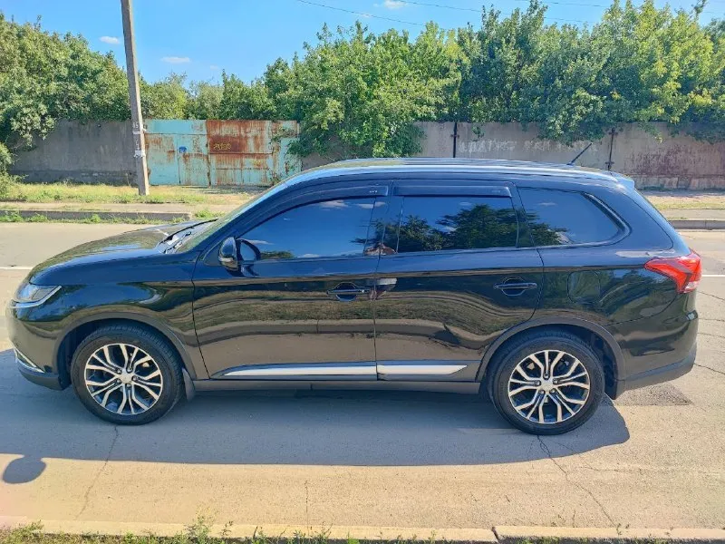 Аутлендер 3, 2017 год, полный привод, официальный! красились только два бампера. максимальная комплектация с подогревом лобового, климат, подогревы сидений, круизом, датчиками света/дождя/давления, бесключевой доступ, старт/стоп, 18 колёса, лэд оптика с туманками. состояние идеальное, всё время машина в донецке, пробег 150 тыс км. сделал летом большое то, заменили рычаги, тормоза, рулевую рейку, опоры, все масла в трансмиссии и двигателе. дополнительно установлены парктроники, камера, монитор, оригинальная защита двигателя, частично зашумлена, сигнализация с автозапуском, 2 ключа, 2 комплекта ковриков. 🍋 1.850 +79493250811 +79901021885 📞 звоните: +7(949)3250811 - фотография - 2