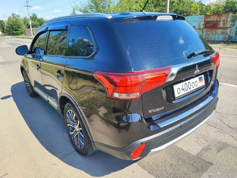 Аутлендер 3, 2017 год, полный привод, официальный! красились только два бампера. максимальная комплектация с подогревом лобового, климат, подогревы сидений, круизом, датчиками света/дождя/давления, бесключевой доступ, старт/стоп, 18 колёса, лэд оптика с туманками. состояние идеальное, всё время машина в донецке, пробег 150 тыс км. сделал летом большое то, заменили рычаги, тормоза, рулевую рейку, опоры, все масла в трансмиссии и двигателе. дополнительно установлены парктроники, камера, монитор, оригинальная защита двигателя, частично зашумлена, сигнализация с автозапуском, 2 ключа, 2 комплекта ковриков. 🍋 1.850 +79493250811 +79901021885 📞 звоните: +7(949)3250811 - фотография - 3