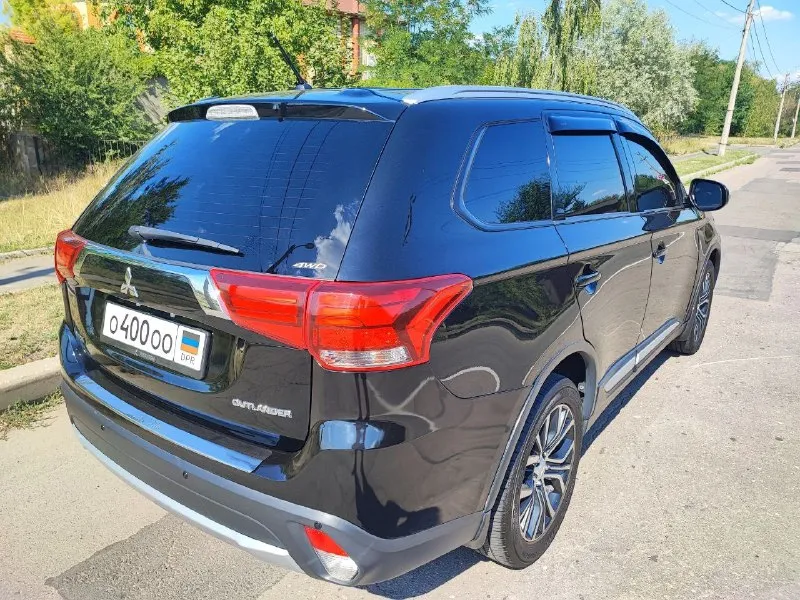 Аутлендер 3, 2017 год, полный привод, официальный! красились только два бампера. максимальная комплектация с подогревом лобового, климат, подогревы сидений, круизом, датчиками света/дождя/давления, бесключевой доступ, старт/стоп, 18 колёса, лэд оптика с туманками. состояние идеальное, всё время машина в донецке, пробег 150 тыс км. сделал летом большое то, заменили рычаги, тормоза, рулевую рейку, опоры, все масла в трансмиссии и двигателе. дополнительно установлены парктроники, камера, монитор, оригинальная защита двигателя, частично зашумлена, сигнализация с автозапуском, 2 ключа, 2 комплекта ковриков. 🍋 1.850 +79493250811 +79901021885 📞 звоните: +7(949)3250811 - фотография - 4