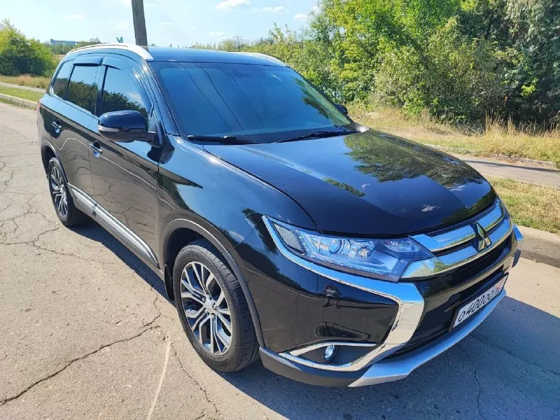 Аутлендер 3, 2017 год, полный привод, официальный! красились только два бампера. максимальная комплектация с подогревом лобового, климат, подогревы сидений, круизом, датчиками света/дождя/давления, бесключевой доступ, старт/стоп, 18 колёса, лэд оптика с туманками. состояние идеальное, всё время машина в донецке, пробег 150 тыс км. сделал летом большое то, заменили рычаги, тормоза, рулевую рейку, опоры, все масла в трансмиссии и двигателе. дополнительно установлены парктроники, камера, монитор, оригинальная защита двигателя, частично зашумлена, сигнализация с автозапуском, 2 ключа, 2 комплекта ковриков. 🍋 1.850 +79493250811 +79901021885 📞 звоните: +7(949)3250811 - фотография - 5