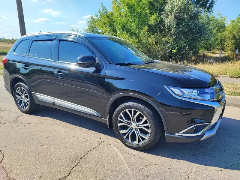 Аутлендер 3, 2017 год, полный привод, официальный! красились только два бампера. максимальная комплектация с подогревом лобового, климат, подогревы сидений, круизом, датчиками света/дождя/давления, бесключевой доступ, старт/стоп, 18 колёса, лэд оптика с туманками. состояние идеальное, всё время машина в донецке, пробег 150 тыс км. сделал летом большое то, заменили рычаги, тормоза, рулевую рейку, опоры, все масла в трансмиссии и двигателе. дополнительно установлены парктроники, камера, монитор, оригинальная защита двигателя, частично зашумлена, сигнализация с автозапуском, 2 ключа, 2 комплекта ковриков. 🍋 1.850 +79493250811 +79901021885 📞 звоните: +7(949)3250811 - фотография - 6