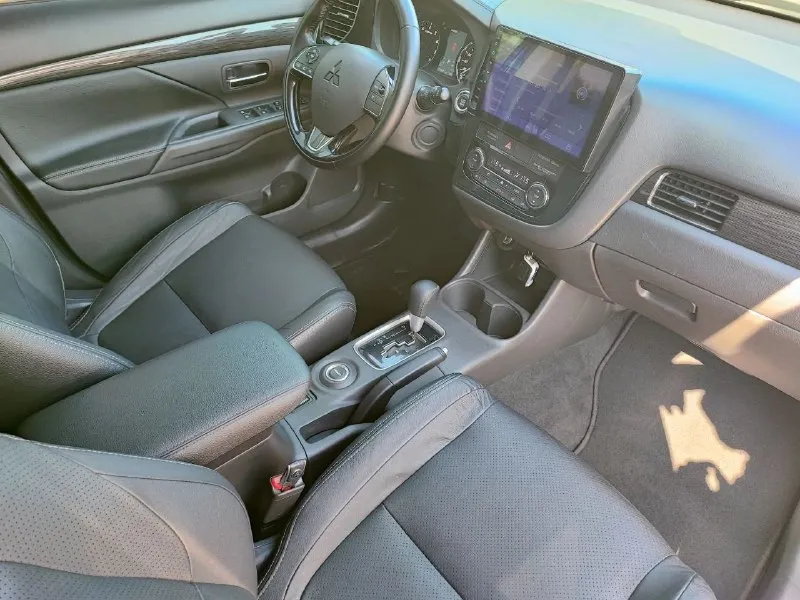 Аутлендер 3, 2017 год, полный привод, официальный! красились только два бампера. максимальная комплектация с подогревом лобового, климат, подогревы сидений, круизом, датчиками света/дождя/давления, бесключевой доступ, старт/стоп, 18 колёса, лэд оптика с туманками. состояние идеальное, всё время машина в донецке, пробег 150 тыс км. сделал летом большое то, заменили рычаги, тормоза, рулевую рейку, опоры, все масла в трансмиссии и двигателе. дополнительно установлены парктроники, камера, монитор, оригинальная защита двигателя, частично зашумлена, сигнализация с автозапуском, 2 ключа, 2 комплекта ковриков. 🍋 1.850 +79493250811 +79901021885 📞 звоните: +7(949)3250811 - фотография - 7