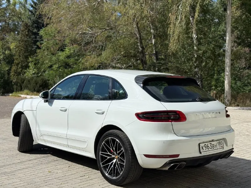 ‼️ первая цена по всей рф🇷🇺 ‼️ 💰 1,800,000 руб 💰 porsche macan turbo 3,6 л ( 399 л. с ) бензин. технически без вложений, всё функционирует, реальный пробег - 92,700 км. масла и фильтра заменены. пневма работает в любом режиме. ошибок по системам нет. ходовая обслужена. куплены новые диски с новой летней резиной. установлен новый капот, были не глобальные повреждения, фото сохранил, предоставлю. есть запрет, в данный момент решается, был наложен на предыдущего хозяина ошибочно, документы все на руках, птс, стс. торг будет! г. макеевка тел : +79490776585 📞 звоните: +7(949)0776585 - фотография - 3