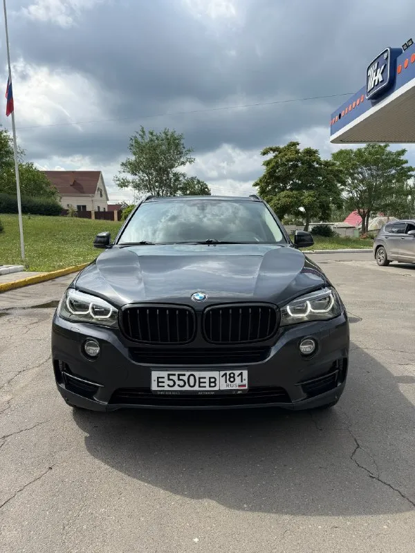 Bmw x5 f15 2015 г. в. 3.0 бензин 306 л. с. n55. официальный автомобиль (не пригон). оригинальный пробег 161000 км. состояние близко к идеальному (для своих лет). не бит, в родном окрасе, оригинальные стекла. авто ухожен и полностью обслужен. своевременное то. ходовая новая, все оригинал, никаких cтукoв, вибраций и хpуcтов. двигатель работает как часы, замена масла каждые 8 тысяч. по автомобилю все расскажу, следил полностью за всем. полная замена масла в коробке с заменой поддона и прокладок замена цепей и натяжителей замена передних рычагов замена задних рычагов замена стоек стабилизатора, сайлентблоков замена всех тормозных дисков замена колодок заменены все жидкости в редукторах и т. п. куча прокладок сальников и т. д. по комплектации: электросиденья ломающиеся с подогревом и памятью сiс с блютус аудио на русском языке навигация электропривод багажника бесключевой доступ подсветка ручек адаптивные фары в бронепленке парктроники перед/зад камера заднего вида дово 📞 звоните: +7(959)1569160 - фотография - 2