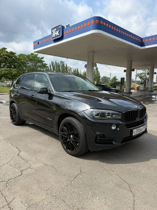 Bmw x5 f15 2015 г. в. 3.0 бензин 306 л. с. n55. официальный автомобиль (не пригон). оригинальный пробег 161000 км. состояние близко к идеальному (для своих лет). не бит, в родном окрасе, оригинальные стекла. авто ухожен и полностью обслужен. своевременное то. ходовая новая, все оригинал, никаких cтукoв, вибраций и хpуcтов. двигатель работает как часы, замена масла каждые 8 тысяч. по автомобилю все расскажу, следил полностью за всем. полная замена масла в коробке с заменой поддона и прокладок замена цепей и натяжителей замена передних рычагов замена задних рычагов замена стоек стабилизатора, сайлентблоков замена всех тормозных дисков замена колодок заменены все жидкости в редукторах и т. п. куча прокладок сальников и т. д. по комплектации: электросиденья ломающиеся с подогревом и памятью сiс с блютус аудио на русском языке навигация электропривод багажника бесключевой доступ подсветка ручек адаптивные фары в бронепленке парктроники перед/зад камера заднего вида дово 📞 звоните: +7(959)1569160 - фотография - 3