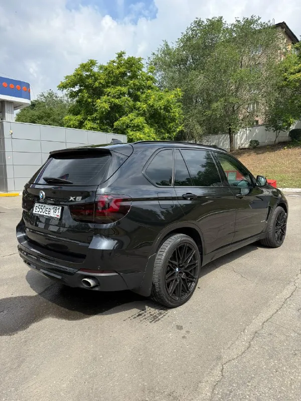 Bmw x5 f15 2015 г. в. 3.0 бензин 306 л. с. n55. официальный автомобиль (не пригон). оригинальный пробег 161000 км. состояние близко к идеальному (для своих лет). не бит, в родном окрасе, оригинальные стекла. авто ухожен и полностью обслужен. своевременное то. ходовая новая, все оригинал, никаких cтукoв, вибраций и хpуcтов. двигатель работает как часы, замена масла каждые 8 тысяч. по автомобилю все расскажу, следил полностью за всем. полная замена масла в коробке с заменой поддона и прокладок замена цепей и натяжителей замена передних рычагов замена задних рычагов замена стоек стабилизатора, сайлентблоков замена всех тормозных дисков замена колодок заменены все жидкости в редукторах и т. п. куча прокладок сальников и т. д. по комплектации: электросиденья ломающиеся с подогревом и памятью сiс с блютус аудио на русском языке навигация электропривод багажника бесключевой доступ подсветка ручек адаптивные фары в бронепленке парктроники перед/зад камера заднего вида дово 📞 звоните: +7(959)1569160 - фотография - 4