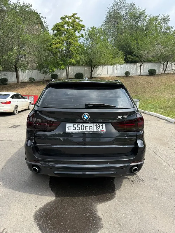 Bmw x5 f15 2015 г. в. 3.0 бензин 306 л. с. n55. официальный автомобиль (не пригон). оригинальный пробег 161000 км. состояние близко к идеальному (для своих лет). не бит, в родном окрасе, оригинальные стекла. авто ухожен и полностью обслужен. своевременное то. ходовая новая, все оригинал, никаких cтукoв, вибраций и хpуcтов. двигатель работает как часы, замена масла каждые 8 тысяч. по автомобилю все расскажу, следил полностью за всем. полная замена масла в коробке с заменой поддона и прокладок замена цепей и натяжителей замена передних рычагов замена задних рычагов замена стоек стабилизатора, сайлентблоков замена всех тормозных дисков замена колодок заменены все жидкости в редукторах и т. п. куча прокладок сальников и т. д. по комплектации: электросиденья ломающиеся с подогревом и памятью сiс с блютус аудио на русском языке навигация электропривод багажника бесключевой доступ подсветка ручек адаптивные фары в бронепленке парктроники перед/зад камера заднего вида дово 📞 звоните: +7(959)1569160 - фотография - 5