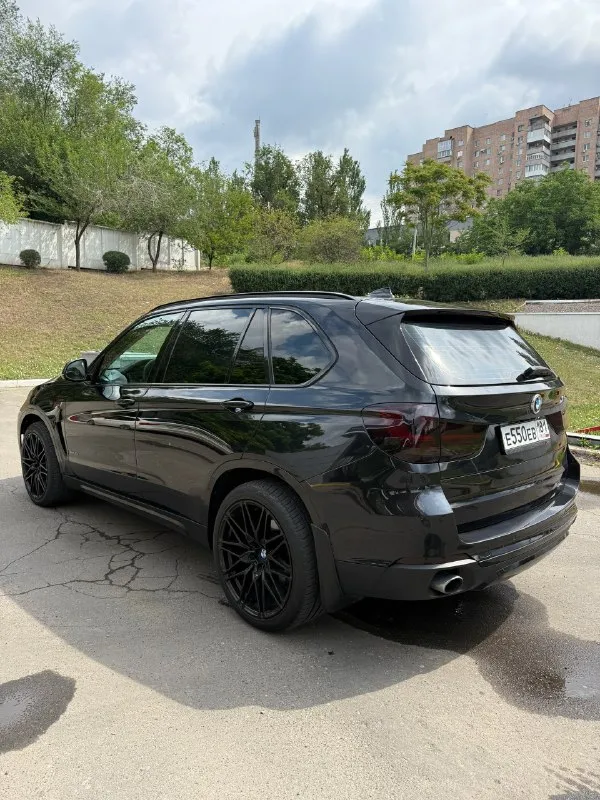 Bmw x5 f15 2015 г. в. 3.0 бензин 306 л. с. n55. официальный автомобиль (не пригон). оригинальный пробег 161000 км. состояние близко к идеальному (для своих лет). не бит, в родном окрасе, оригинальные стекла. авто ухожен и полностью обслужен. своевременное то. ходовая новая, все оригинал, никаких cтукoв, вибраций и хpуcтов. двигатель работает как часы, замена масла каждые 8 тысяч. по автомобилю все расскажу, следил полностью за всем. полная замена масла в коробке с заменой поддона и прокладок замена цепей и натяжителей замена передних рычагов замена задних рычагов замена стоек стабилизатора, сайлентблоков замена всех тормозных дисков замена колодок заменены все жидкости в редукторах и т. п. куча прокладок сальников и т. д. по комплектации: электросиденья ломающиеся с подогревом и памятью сiс с блютус аудио на русском языке навигация электропривод багажника бесключевой доступ подсветка ручек адаптивные фары в бронепленке парктроники перед/зад камера заднего вида дово 📞 звоните: +7(959)1569160 - фотография - 6