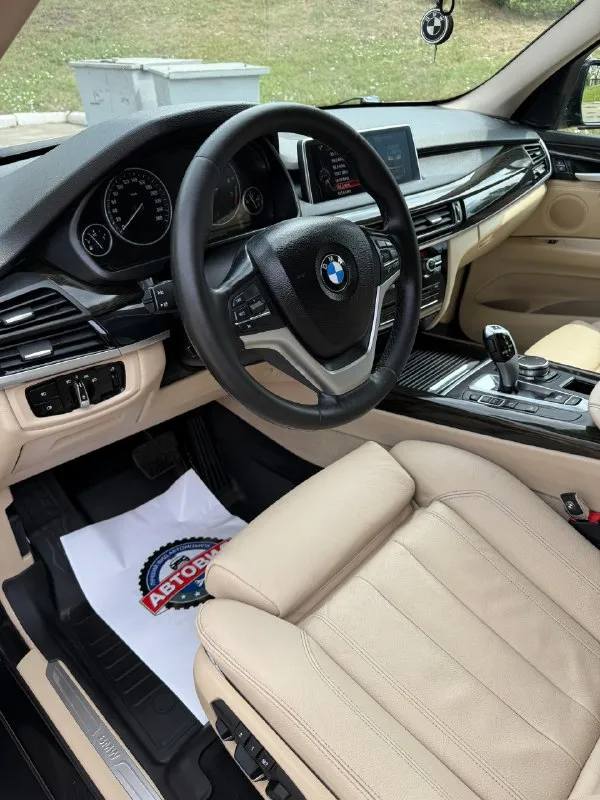 Bmw x5 f15 2015 г. в. 3.0 бензин 306 л. с. n55. официальный автомобиль (не пригон). оригинальный пробег 161000 км. состояние близко к идеальному (для своих лет). не бит, в родном окрасе, оригинальные стекла. авто ухожен и полностью обслужен. своевременное то. ходовая новая, все оригинал, никаких cтукoв, вибраций и хpуcтов. двигатель работает как часы, замена масла каждые 8 тысяч. по автомобилю все расскажу, следил полностью за всем. полная замена масла в коробке с заменой поддона и прокладок замена цепей и натяжителей замена передних рычагов замена задних рычагов замена стоек стабилизатора, сайлентблоков замена всех тормозных дисков замена колодок заменены все жидкости в редукторах и т. п. куча прокладок сальников и т. д. по комплектации: электросиденья ломающиеся с подогревом и памятью сiс с блютус аудио на русском языке навигация электропривод багажника бесключевой доступ подсветка ручек адаптивные фары в бронепленке парктроники перед/зад камера заднего вида дово 📞 звоните: +7(959)1569160 - фотография - 7