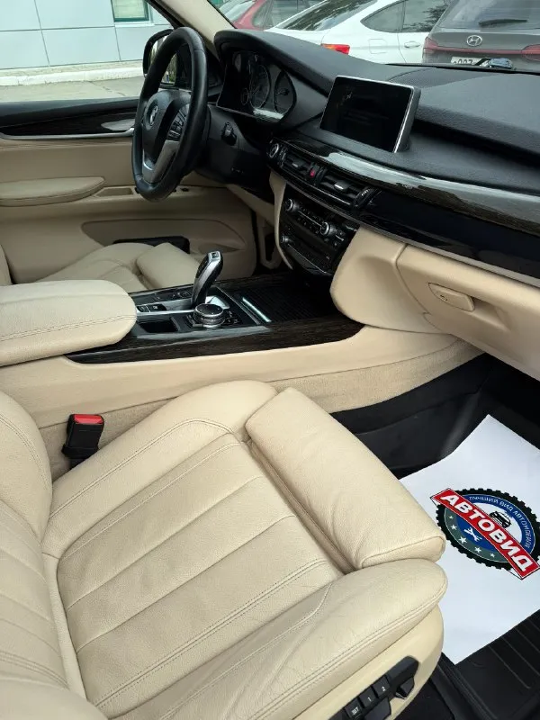 Bmw x5 f15 2015 г. в. 3.0 бензин 306 л. с. n55. официальный автомобиль (не пригон). оригинальный пробег 161000 км. состояние близко к идеальному (для своих лет). не бит, в родном окрасе, оригинальные стекла. авто ухожен и полностью обслужен. своевременное то. ходовая новая, все оригинал, никаких cтукoв, вибраций и хpуcтов. двигатель работает как часы, замена масла каждые 8 тысяч. по автомобилю все расскажу, следил полностью за всем. полная замена масла в коробке с заменой поддона и прокладок замена цепей и натяжителей замена передних рычагов замена задних рычагов замена стоек стабилизатора, сайлентблоков замена всех тормозных дисков замена колодок заменены все жидкости в редукторах и т. п. куча прокладок сальников и т. д. по комплектации: электросиденья ломающиеся с подогревом и памятью сiс с блютус аудио на русском языке навигация электропривод багажника бесключевой доступ подсветка ручек адаптивные фары в бронепленке парктроники перед/зад камера заднего вида дово 📞 звоните: +7(959)1569160 - фотография - 8