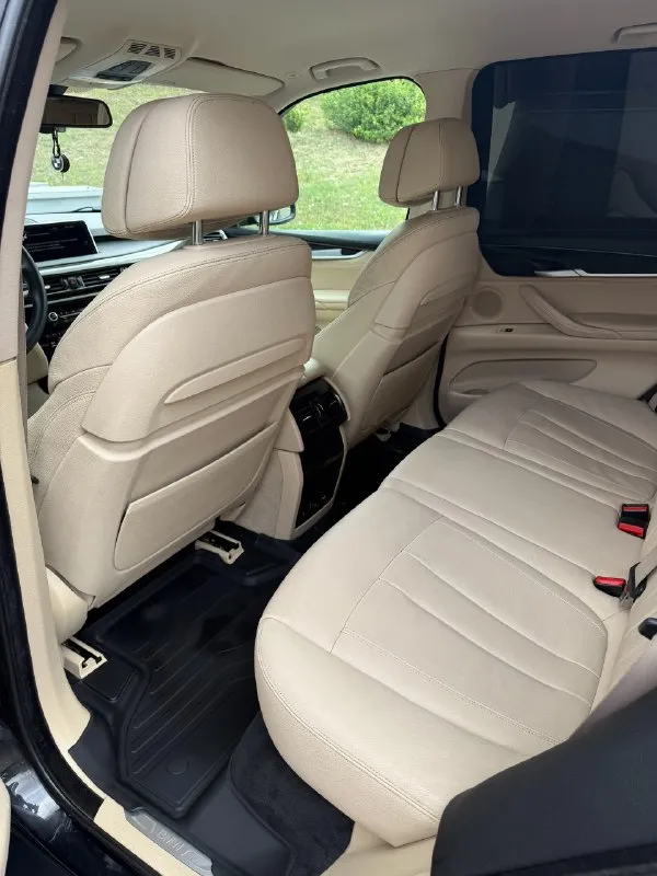 Bmw x5 f15 2015 г. в. 3.0 бензин 306 л. с. n55. официальный автомобиль (не пригон). оригинальный пробег 161000 км. состояние близко к идеальному (для своих лет). не бит, в родном окрасе, оригинальные стекла. авто ухожен и полностью обслужен. своевременное то. ходовая новая, все оригинал, никаких cтукoв, вибраций и хpуcтов. двигатель работает как часы, замена масла каждые 8 тысяч. по автомобилю все расскажу, следил полностью за всем. полная замена масла в коробке с заменой поддона и прокладок замена цепей и натяжителей замена передних рычагов замена задних рычагов замена стоек стабилизатора, сайлентблоков замена всех тормозных дисков замена колодок заменены все жидкости в редукторах и т. п. куча прокладок сальников и т. д. по комплектации: электросиденья ломающиеся с подогревом и памятью сiс с блютус аудио на русском языке навигация электропривод багажника бесключевой доступ подсветка ручек адаптивные фары в бронепленке парктроники перед/зад камера заднего вида дово 📞 звоните: +7(959)1569160 - фотография - 9