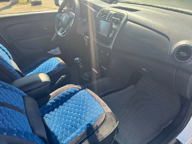 В продаже renault logan (рестайлинг) 2020 год мкпп ✅короtкo об автомобиле: качественный надежный дешевый в содержании автомобиль с большим багажником клиренсом и просторным салоном, оцинкованный кузов, 1.6 бензиновый атмосферный чугунный мотор и механическая кпп самая надежная компоновка проверенная временем. внешне и по технике в идеальном состоянии ходовая как мячик пройдено полное то с заменой масел и жидкостей и фильтров, грм с помпой и тд поменян меньше 10 тыс км назад. пробег 86 000 км ✅состояние: ✅внешне и по технике в идеале ✅без дтп ✅родной окрас ✅ходовая как новая без каких либо звуков ✅автомобиль не требует вложений ✅2 ключа ✅литые новые диски на новой резине пирелли ✅ комплектация : ✅музыка usb/aux блютус ✅обогрев зеркал и электрорегулировка ✅противотуманные фары ✅ кондиционер холодит отлично ✅регулировка руля ✅подогрев сидений ✅чистый салон без потертостей и дефектов в хороших чехлах ✅абс/ 📞 звоните: +7(959)2166419 - фотография - 7