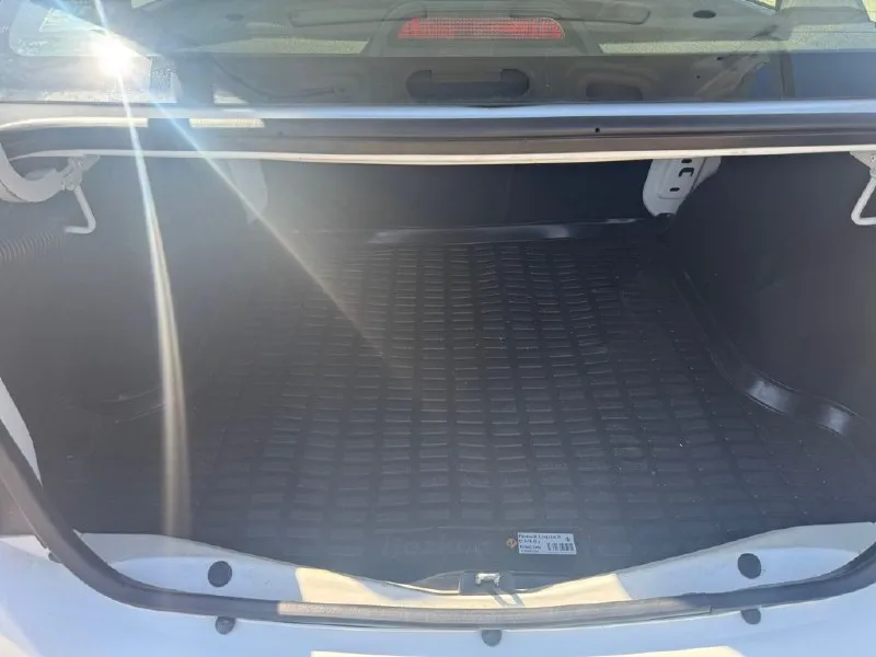 В продаже renault logan (рестайлинг) 2020 год мкпп ✅короtкo об автомобиле: качественный надежный дешевый в содержании автомобиль с большим багажником клиренсом и просторным салоном, оцинкованный кузов, 1.6 бензиновый атмосферный чугунный мотор и механическая кпп самая надежная компоновка проверенная временем. внешне и по технике в идеальном состоянии ходовая как мячик пройдено полное то с заменой масел и жидкостей и фильтров, грм с помпой и тд поменян меньше 10 тыс км назад. пробег 86 000 км ✅состояние: ✅внешне и по технике в идеале ✅без дтп ✅родной окрас ✅ходовая как новая без каких либо звуков ✅автомобиль не требует вложений ✅2 ключа ✅литые новые диски на новой резине пирелли ✅ комплектация : ✅музыка usb/aux блютус ✅обогрев зеркал и электрорегулировка ✅противотуманные фары ✅ кондиционер холодит отлично ✅регулировка руля ✅подогрев сидений ✅чистый салон без потертостей и дефектов в хороших чехлах ✅абс/ 📞 звоните: +7(959)2166419 - фотография - 9