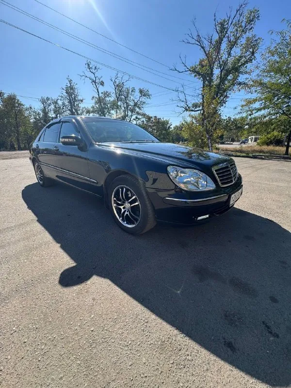 Продаю mb s500 2004 года выпуска на 5 литровом моторе (306 сил) с пробегом 226т км пробега документы в полном порядке переоформление без проблем машина в полной комплектации в техническом плане машина полностью обслужена от и до автомобиль приносит удовольствие от как по городу так и по трассе смешанный расход 12 литров (трасса/город) машиной владею 4 года чистокровный немец был пригнан из германия в 21 году полностью растоможен в общем и целом автомобиль на свои года в очень хорошем состояние, все работает даже телефон) автомобиль находиться в городе макеевке осмотр на любом сто по остальным подробностям по телефону цена 1.2 млн плюс торг +79493191478 📞 звоните: +7(949)3191478 - фотография - 3