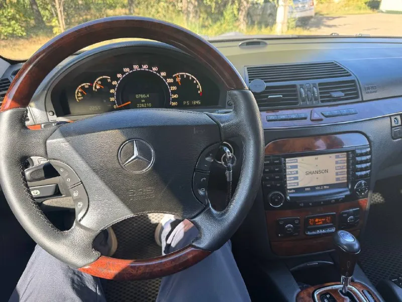 Продаю mb s500 2004 года выпуска на 5 литровом моторе (306 сил) с пробегом 226т км пробега документы в полном порядке переоформление без проблем машина в полной комплектации в техническом плане машина полностью обслужена от и до автомобиль приносит удовольствие от как по городу так и по трассе смешанный расход 12 литров (трасса/город) машиной владею 4 года чистокровный немец был пригнан из германия в 21 году полностью растоможен в общем и целом автомобиль на свои года в очень хорошем состояние, все работает даже телефон) автомобиль находиться в городе макеевке осмотр на любом сто по остальным подробностям по телефону цена 1.2 млн плюс торг +79493191478 📞 звоните: +7(949)3191478 - фотография - 6