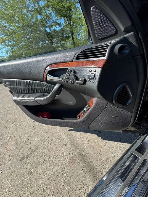 Продаю mb s500 2004 года выпуска на 5 литровом моторе (306 сил) с пробегом 226т км пробега документы в полном порядке переоформление без проблем машина в полной комплектации в техническом плане машина полностью обслужена от и до автомобиль приносит удовольствие от как по городу так и по трассе смешанный расход 12 литров (трасса/город) машиной владею 4 года чистокровный немец был пригнан из германия в 21 году полностью растоможен в общем и целом автомобиль на свои года в очень хорошем состояние, все работает даже телефон) автомобиль находиться в городе макеевке осмотр на любом сто по остальным подробностям по телефону цена 1.2 млн плюс торг +79493191478 📞 звоните: +7(949)3191478 - фотография - 8