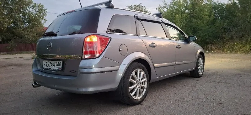 Продам opel astra h универсал. год выпуска 2005г. обьем 1,8л. мкпп, бензин/газ. газ вписан. в хорошем тех. состоянии. по ходовой части вопросов нет ( все меняется во время). по двигателю всё отлично, работает как часики. электростеклоподъёмники, эл. регулировка зеркал, подогрев зеркал, климат работает. более подробно расскажу по телефону +79498435616 документы чистые. цена 510тыс (торг у капота, полное переоформление) машину можно посмотреть -в г. донецк. - фотография - 4