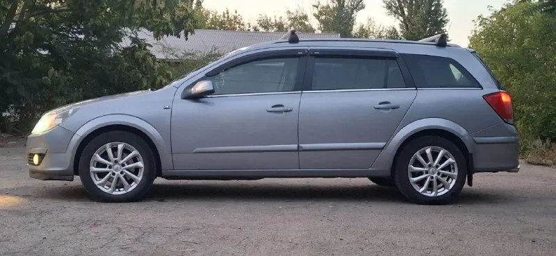 Продам opel astra h универсал. год выпуска 2005г. обьем 1,8л. мкпп, бензин/газ. газ вписан. в хорошем тех. состоянии. по ходовой части вопросов нет ( все меняется во время). по двигателю всё отлично, работает как часики. электростеклоподъёмники, эл. регулировка зеркал, подогрев зеркал, климат работает. более подробно расскажу по телефону +79498435616 документы чистые. цена 510тыс (торг у капота, полное переоформление) машину можно посмотреть -в г. донецк. - фотография - 6