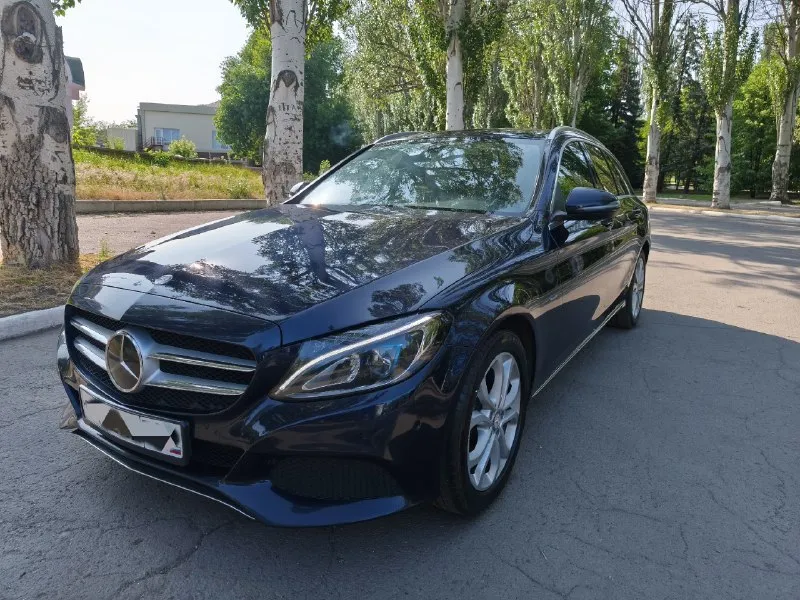 Продам mercedes c350e 2016г. 2l бензин (211л. с.) plug in hybrid задний привод. коробка автомат. пневмоподвеска. я собственник по всем документам. ☎ +7949-372-70-91 автомобиль в отличнейшем состоянии! кузов в родной краске, кузовные элементы не снимались, не менялись и не красились. вид имеет шикарный. двигатели, коробка, техника, подвеска, электрика все работает отлично, без вложений и проблем. белоснежный кожаный салон, в превосходном состоянии. богатейшая комплектация. двигатель 2 литра (211 л. с.) + плагин гибрид - полноценный т. е. заряжается от розетки (+82 л. с. батарея 65квт). можно проехать чисто на электродвигателе 20-40 км. , не тратя не капли бензина. автомобиль можно использвать как обычный бензиновый, как электро автомобиль и в смешином цикле (гибрид). динамика отличная. пневмоподвеска - увеличивает клиренс на 25 мм (актуально зимой!) и уменьшает клиренс на 15 мм при определенных условиях (при движении по трассе)или принудительно! так же обслужена - без нарек 📞 звоните: +7(949)3727091 - фотография - 2