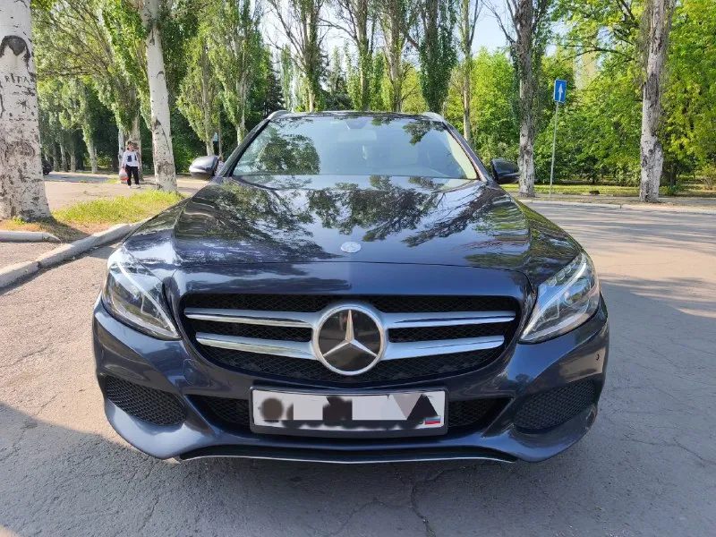 Продам mercedes c350e 2016г. 2l бензин (211л. с.) plug in hybrid задний привод. коробка автомат. пневмоподвеска. я собственник по всем документам. ☎ +7949-372-70-91 автомобиль в отличнейшем состоянии! кузов в родной краске, кузовные элементы не снимались, не менялись и не красились. вид имеет шикарный. двигатели, коробка, техника, подвеска, электрика все работает отлично, без вложений и проблем. белоснежный кожаный салон, в превосходном состоянии. богатейшая комплектация. двигатель 2 литра (211 л. с.) + плагин гибрид - полноценный т. е. заряжается от розетки (+82 л. с. батарея 65квт). можно проехать чисто на электродвигателе 20-40 км. , не тратя не капли бензина. автомобиль можно использвать как обычный бензиновый, как электро автомобиль и в смешином цикле (гибрид). динамика отличная. пневмоподвеска - увеличивает клиренс на 25 мм (актуально зимой!) и уменьшает клиренс на 15 мм при определенных условиях (при движении по трассе)или принудительно! так же обслужена - без нарек 📞 звоните: +7(949)3727091 - фотография - 3