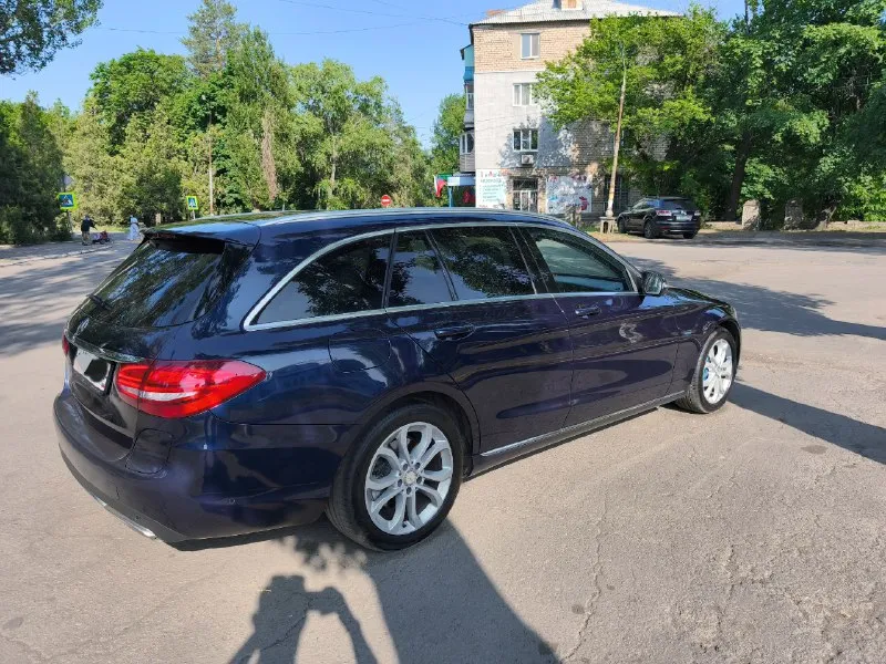 Продам mercedes c350e 2016г. 2l бензин (211л. с.) plug in hybrid задний привод. коробка автомат. пневмоподвеска. я собственник по всем документам. ☎ +7949-372-70-91 автомобиль в отличнейшем состоянии! кузов в родной краске, кузовные элементы не снимались, не менялись и не красились. вид имеет шикарный. двигатели, коробка, техника, подвеска, электрика все работает отлично, без вложений и проблем. белоснежный кожаный салон, в превосходном состоянии. богатейшая комплектация. двигатель 2 литра (211 л. с.) + плагин гибрид - полноценный т. е. заряжается от розетки (+82 л. с. батарея 65квт). можно проехать чисто на электродвигателе 20-40 км. , не тратя не капли бензина. автомобиль можно использвать как обычный бензиновый, как электро автомобиль и в смешином цикле (гибрид). динамика отличная. пневмоподвеска - увеличивает клиренс на 25 мм (актуально зимой!) и уменьшает клиренс на 15 мм при определенных условиях (при движении по трассе)или принудительно! так же обслужена - без нарек 📞 звоните: +7(949)3727091 - фотография - 4