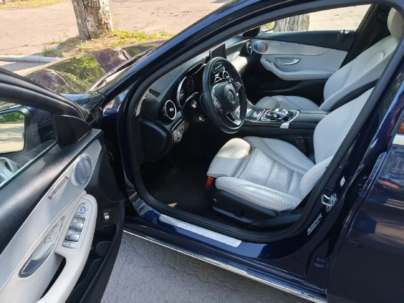 Продам mercedes c350e 2016г. 2l бензин (211л. с.) plug in hybrid задний привод. коробка автомат. пневмоподвеска. я собственник по всем документам. ☎ +7949-372-70-91 автомобиль в отличнейшем состоянии! кузов в родной краске, кузовные элементы не снимались, не менялись и не красились. вид имеет шикарный. двигатели, коробка, техника, подвеска, электрика все работает отлично, без вложений и проблем. белоснежный кожаный салон, в превосходном состоянии. богатейшая комплектация. двигатель 2 литра (211 л. с.) + плагин гибрид - полноценный т. е. заряжается от розетки (+82 л. с. батарея 65квт). можно проехать чисто на электродвигателе 20-40 км. , не тратя не капли бензина. автомобиль можно использвать как обычный бензиновый, как электро автомобиль и в смешином цикле (гибрид). динамика отличная. пневмоподвеска - увеличивает клиренс на 25 мм (актуально зимой!) и уменьшает клиренс на 15 мм при определенных условиях (при движении по трассе)или принудительно! так же обслужена - без нарек 📞 звоните: +7(949)3727091 - фотография - 6