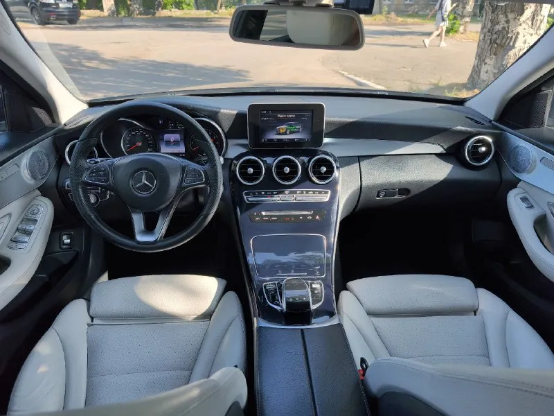 Продам mercedes c350e 2016г. 2l бензин (211л. с.) plug in hybrid задний привод. коробка автомат. пневмоподвеска. я собственник по всем документам. ☎ +7949-372-70-91 автомобиль в отличнейшем состоянии! кузов в родной краске, кузовные элементы не снимались, не менялись и не красились. вид имеет шикарный. двигатели, коробка, техника, подвеска, электрика все работает отлично, без вложений и проблем. белоснежный кожаный салон, в превосходном состоянии. богатейшая комплектация. двигатель 2 литра (211 л. с.) + плагин гибрид - полноценный т. е. заряжается от розетки (+82 л. с. батарея 65квт). можно проехать чисто на электродвигателе 20-40 км. , не тратя не капли бензина. автомобиль можно использвать как обычный бензиновый, как электро автомобиль и в смешином цикле (гибрид). динамика отличная. пневмоподвеска - увеличивает клиренс на 25 мм (актуально зимой!) и уменьшает клиренс на 15 мм при определенных условиях (при движении по трассе)или принудительно! так же обслужена - без нарек 📞 звоните: +7(949)3727091 - фотография - 9