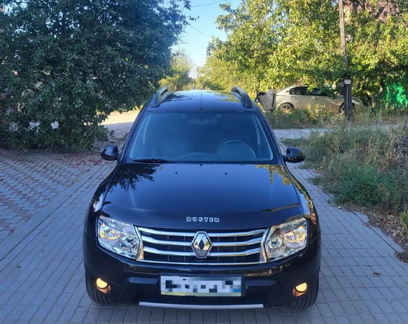 Продам авто renault duster (renault дастер) цена: 1.100.000 руб пробег: 70.000 родной пробег год выпуска: 2015 год город: донецк номер: +7 949 458 98 51 автомобиль в отличном состояние очень надежная семейная и практичная машина. по технической части без вложений. кожаный салон, подогревы сидений, климат заправлен, электро зеркалатс подогревом, штатная музыка с bluetooth, новый аккамулятор, и много другое, главное что все работает. без дтп, 2 хозяина, птс оригинал, два ключа, два комплекта колёс, зима/лето масло не расходует, коробка идеальная. на остальные вопросы готов ответить по телефону. 📲 tg: ⚡️ 📞 звоните: +7(949)4589851 - фотография - 2