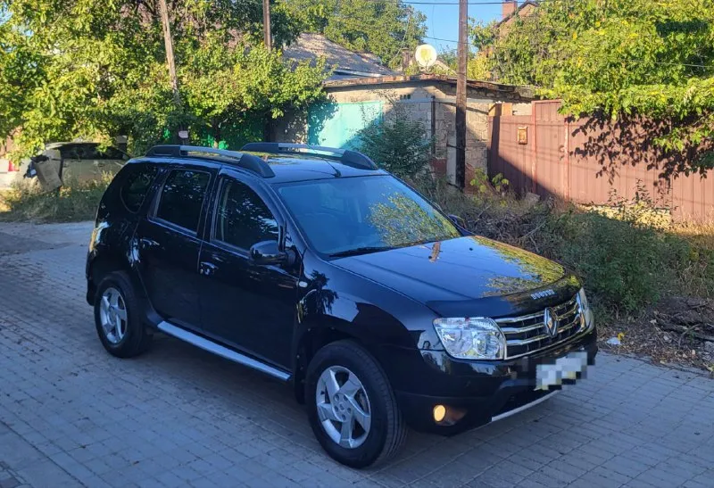 Продам авто renault duster (renault дастер) цена: 1.100.000 руб пробег: 70.000 родной пробег год выпуска: 2015 год город: донецк номер: +7 949 458 98 51 автомобиль в отличном состояние очень надежная семейная и практичная машина. по технической части без вложений. кожаный салон, подогревы сидений, климат заправлен, электро зеркалатс подогревом, штатная музыка с bluetooth, новый аккамулятор, и много другое, главное что все работает. без дтп, 2 хозяина, птс оригинал, два ключа, два комплекта колёс, зима/лето масло не расходует, коробка идеальная. на остальные вопросы готов ответить по телефону. 📲 tg: ⚡️ 📞 звоните: +7(949)4589851 - фотография - 3