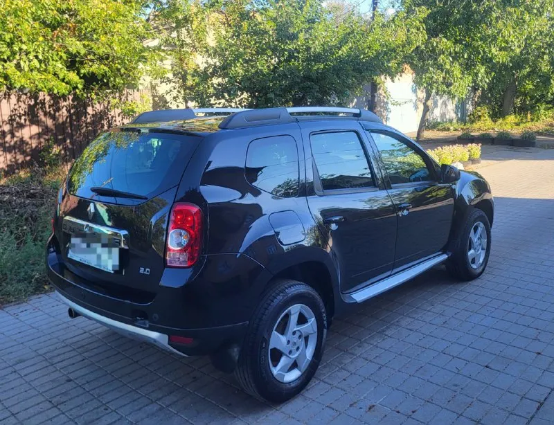 Продам авто renault duster (renault дастер) цена: 1.100.000 руб пробег: 70.000 родной пробег год выпуска: 2015 год город: донецк номер: +7 949 458 98 51 автомобиль в отличном состояние очень надежная семейная и практичная машина. по технической части без вложений. кожаный салон, подогревы сидений, климат заправлен, электро зеркалатс подогревом, штатная музыка с bluetooth, новый аккамулятор, и много другое, главное что все работает. без дтп, 2 хозяина, птс оригинал, два ключа, два комплекта колёс, зима/лето масло не расходует, коробка идеальная. на остальные вопросы готов ответить по телефону. 📲 tg: ⚡️ 📞 звоните: +7(949)4589851 - фотография - 5