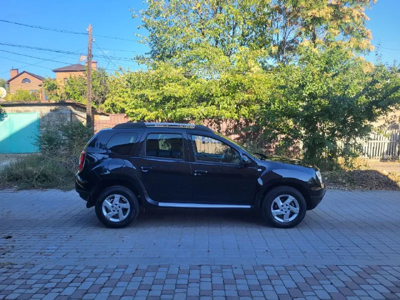 Продам авто renault duster (renault дастер) цена: 1.100.000 руб пробег: 70.000 родной пробег год выпуска: 2015 год город: донецк номер: +7 949 458 98 51 автомобиль в отличном состояние очень надежная семейная и практичная машина. по технической части без вложений. кожаный салон, подогревы сидений, климат заправлен, электро зеркалатс подогревом, штатная музыка с bluetooth, новый аккамулятор, и много другое, главное что все работает. без дтп, 2 хозяина, птс оригинал, два ключа, два комплекта колёс, зима/лето масло не расходует, коробка идеальная. на остальные вопросы готов ответить по телефону. 📲 tg: ⚡️ 📞 звоните: +7(949)4589851 - фотография - 7