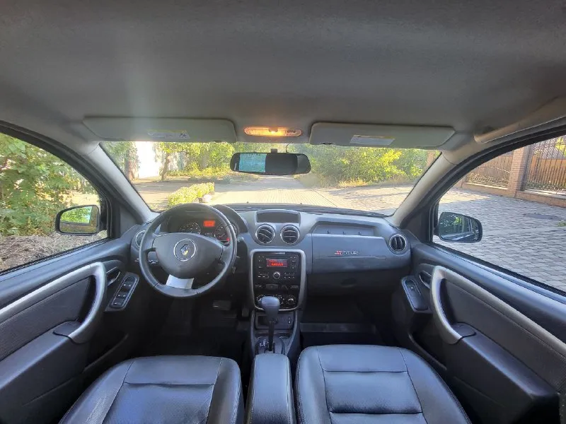 Продам авто renault duster (renault дастер) цена: 1.100.000 руб пробег: 70.000 родной пробег год выпуска: 2015 год город: донецк номер: +7 949 458 98 51 автомобиль в отличном состояние очень надежная семейная и практичная машина. по технической части без вложений. кожаный салон, подогревы сидений, климат заправлен, электро зеркалатс подогревом, штатная музыка с bluetooth, новый аккамулятор, и много другое, главное что все работает. без дтп, 2 хозяина, птс оригинал, два ключа, два комплекта колёс, зима/лето масло не расходует, коробка идеальная. на остальные вопросы готов ответить по телефону. 📲 tg: ⚡️ 📞 звоните: +7(949)4589851 - фотография - 8