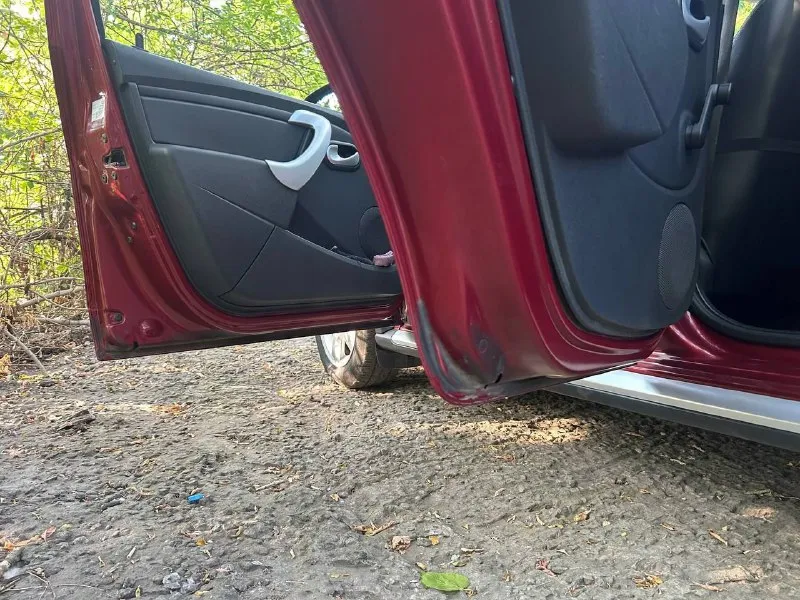 Продаю свой личный автомобиль renault сандеро степвей 1.6 на механике я второй владелец пробег 210.000 км весь авто в родной краске, с родным остеклением, без аварий, без каких либо проблем. машина с высоким клиренсом, ни раза нигде не цеплялся, едет уверенно и в то же время мягко. проблем не доставляет от слова совсем, ходовка стоит адекватных денег, ходит долго. расход топлива по городу до 8л/100км, трасса 6л. двигатель, коробка работают отлично, никаких нареканий нет. кондиционер дует как положено. весь свет заменен на led. так как семья растет, нужен авто по-больше. цена 820.000 рублей. смотреть г. донецк. +79493129242 📞 звоните: +7(949)3129242 - фотография - 5