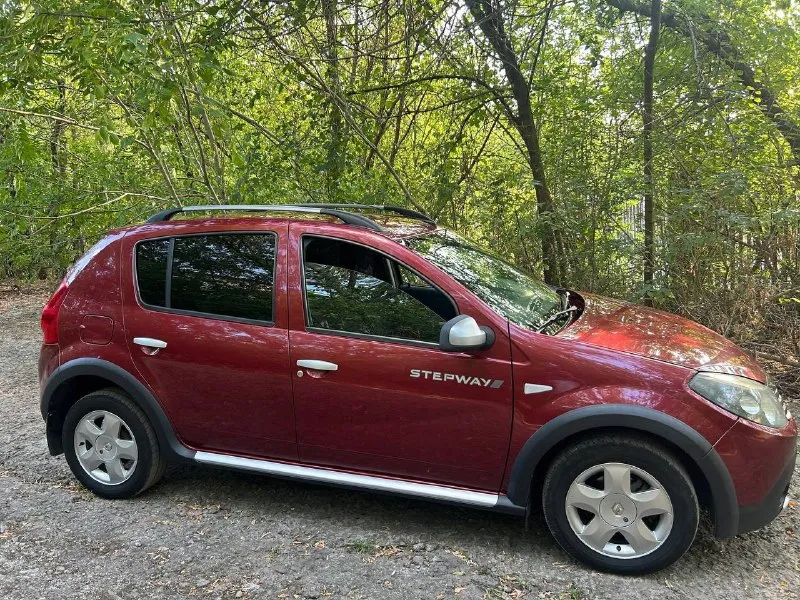 Продаю свой личный автомобиль renault сандеро степвей 1.6 на механике я второй владелец пробег 210.000 км весь авто в родной краске, с родным остеклением, без аварий, без каких либо проблем. машина с высоким клиренсом, ни раза нигде не цеплялся, едет уверенно и в то же время мягко. проблем не доставляет от слова совсем, ходовка стоит адекватных денег, ходит долго. расход топлива по городу до 8л/100км, трасса 6л. двигатель, коробка работают отлично, никаких нареканий нет. кондиционер дует как положено. весь свет заменен на led. так как семья растет, нужен авто по-больше. цена 820.000 рублей. смотреть г. донецк. +79493129242 📞 звоните: +7(949)3129242 - фотография - 7