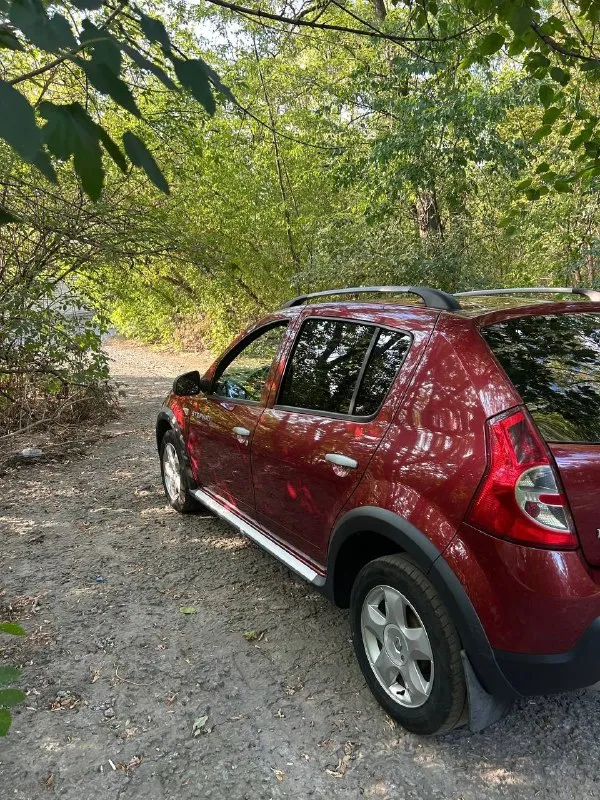 Продаю свой личный автомобиль renault сандеро степвей 1.6 на механике я второй владелец пробег 210.000 км весь авто в родной краске, с родным остеклением, без аварий, без каких либо проблем. машина с высоким клиренсом, ни раза нигде не цеплялся, едет уверенно и в то же время мягко. проблем не доставляет от слова совсем, ходовка стоит адекватных денег, ходит долго. расход топлива по городу до 8л/100км, трасса 6л. двигатель, коробка работают отлично, никаких нареканий нет. кондиционер дует как положено. весь свет заменен на led. так как семья растет, нужен авто по-больше. цена 820.000 рублей. смотреть г. донецк. +79493129242 📞 звоните: +7(949)3129242 - фотография - 8