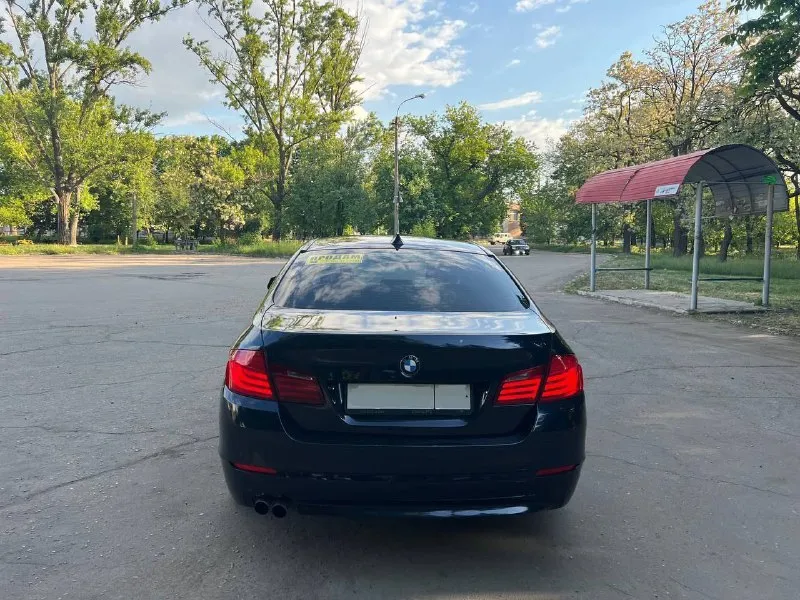 Bmw f 10 523 204 л. с 2011год, оригинальный пробег 260000 км чистокровный баварец, куплена у официального дилера, меню на русском двигатель, коробка без нареканий, подвеска отлично все стекла родные сбитая, живая машина 1🍋360 торг на бак бензина находится в макеевке +79494107908 сергей 📲 tg: сергей 📞 звоните: +7(949)4107908 - фотография - 2
