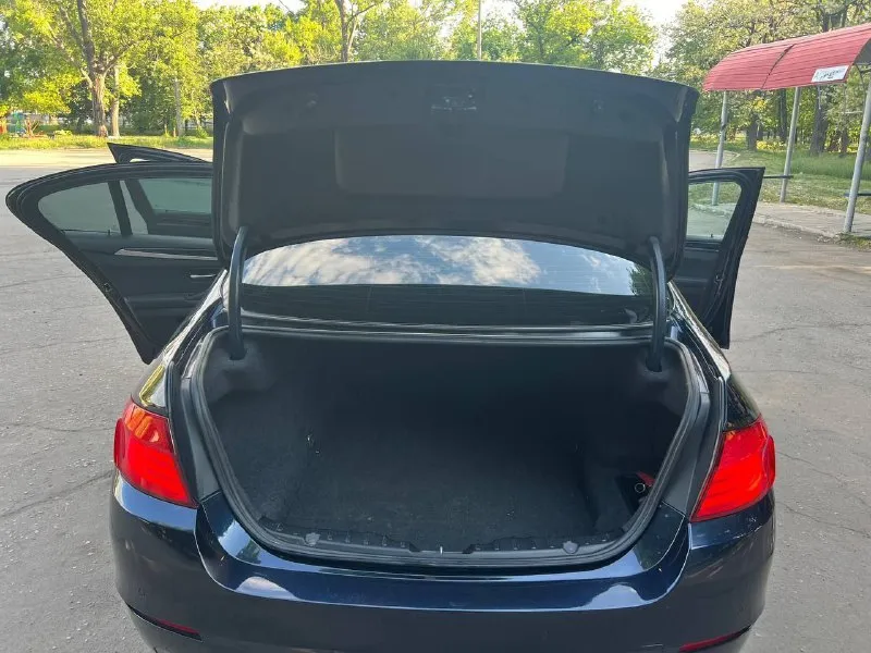 Bmw f 10 523 204 л. с 2011год, оригинальный пробег 260000 км чистокровный баварец, куплена у официального дилера, меню на русском двигатель, коробка без нареканий, подвеска отлично все стекла родные сбитая, живая машина 1🍋360 торг на бак бензина находится в макеевке +79494107908 сергей 📲 tg: сергей 📞 звоните: +7(949)4107908 - фотография - 4